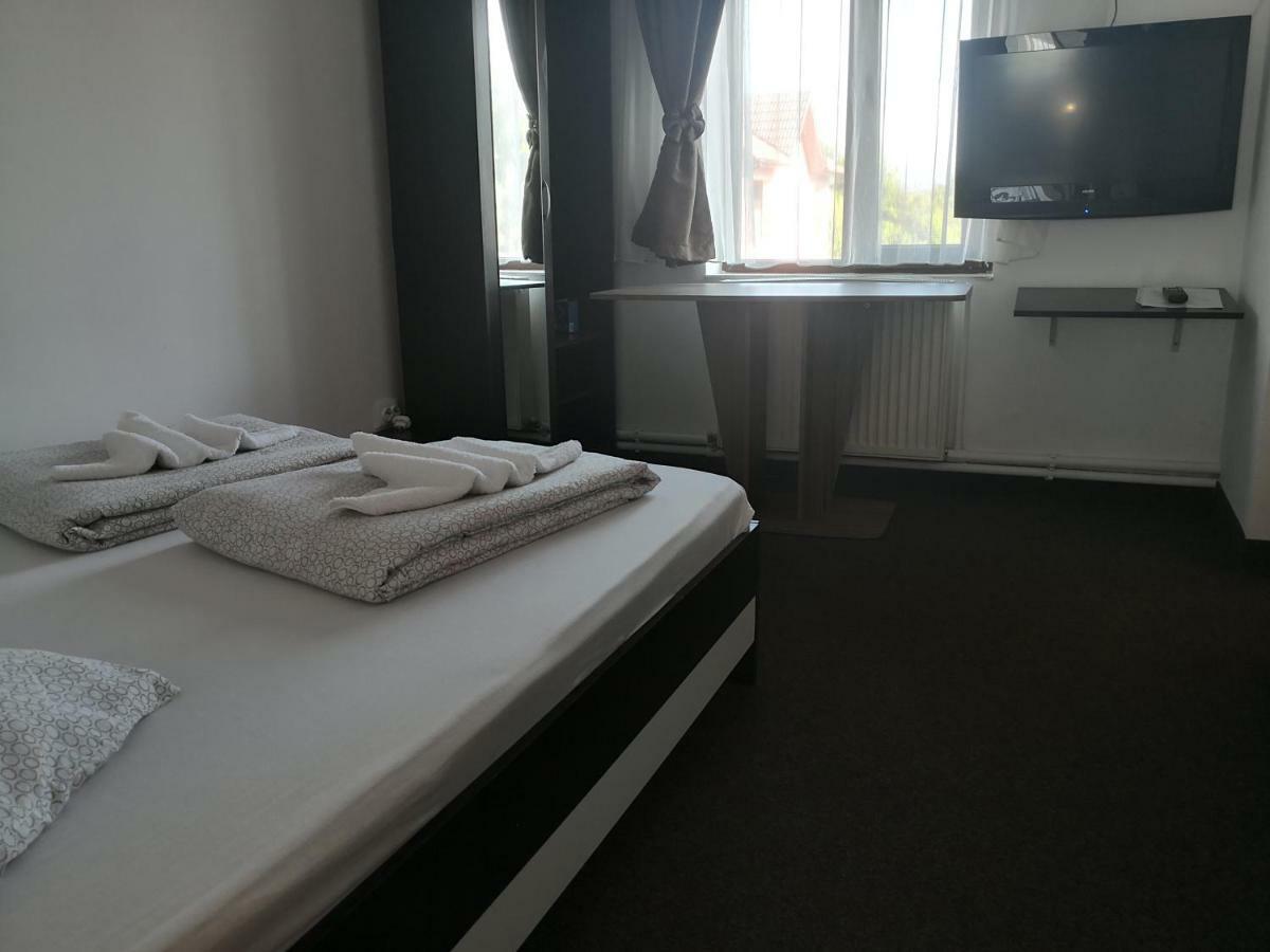 Pensiunea Platinum Târgu Jiu Esterno foto