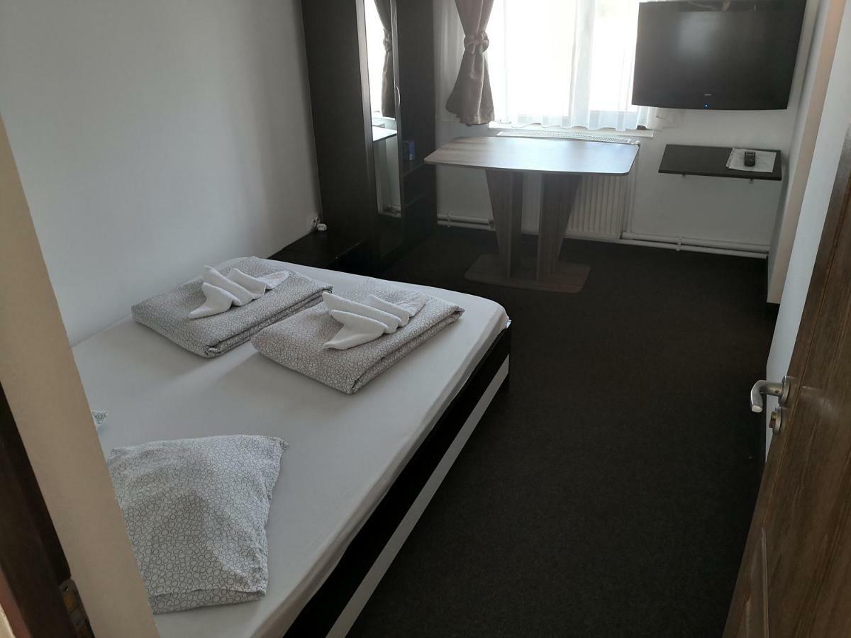 Pensiunea Platinum Târgu Jiu Esterno foto